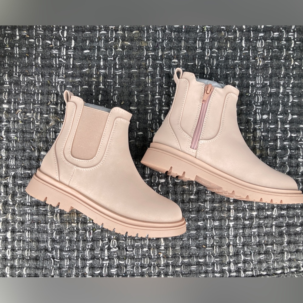 Brand new girls rain boots. Size 13. Very cute.